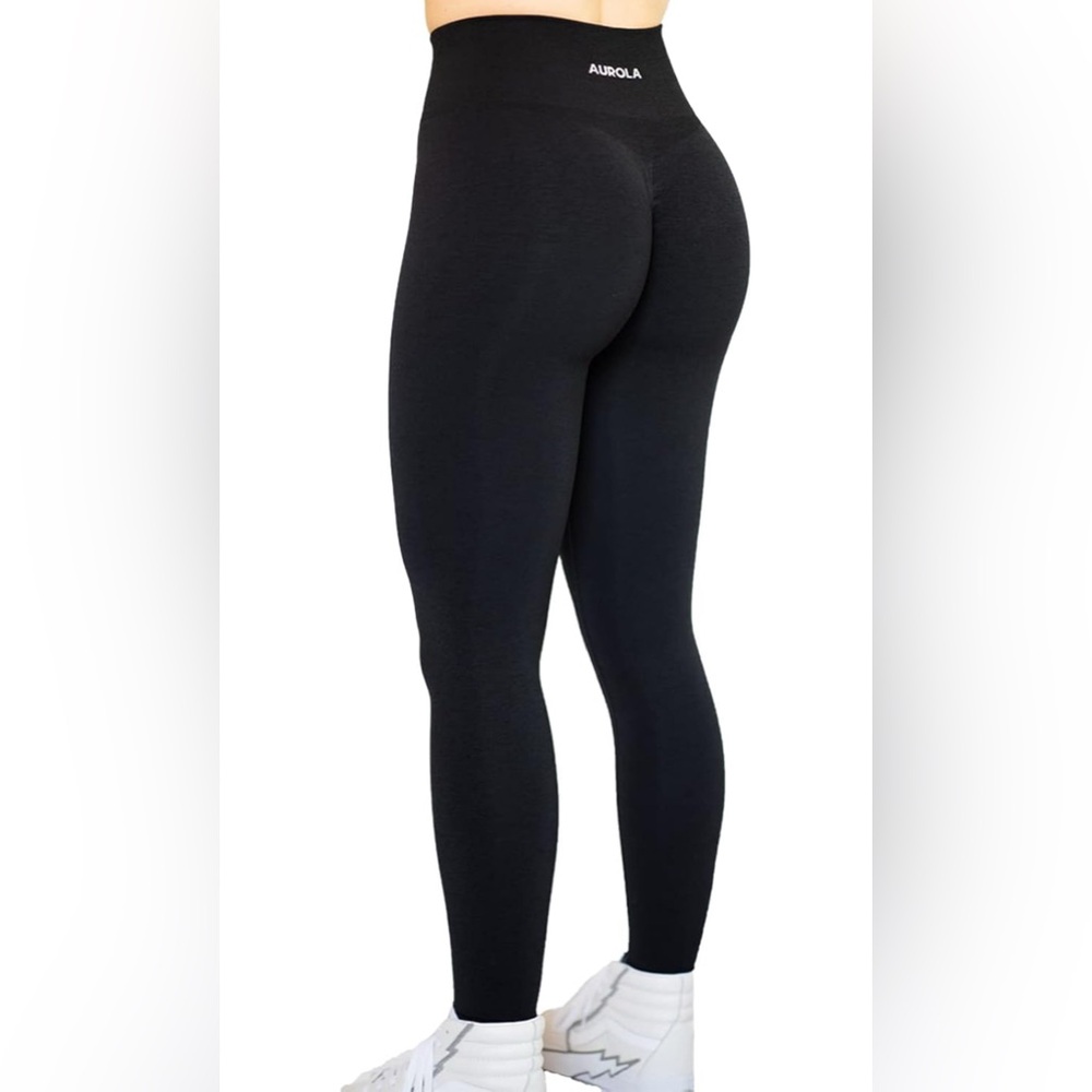 Aurola High Waisted Seamless Scrunch Leggings in Black